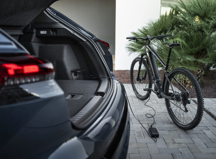 Neuer Audi Q4 e-tron 2026 - Premium Elektro SUV - bidirektionale V2L Ladefunktion versorgt e-Bike mit Strom
