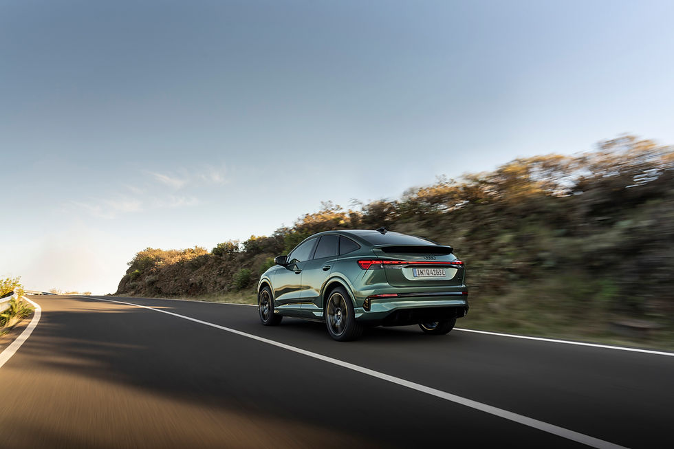 Neuer Audi Q4 e-tron 2026 Sportback - Premium Elektro SUV - Heckansicht beim Fahren auf einer hügeligen Straße