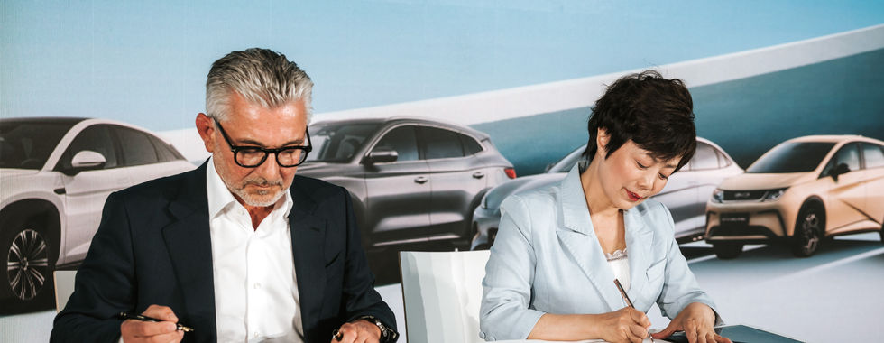 Herbert Eibensteiner, CEO der voestalpine AG, und Stella Li, Executive Vice President von BYD, bei der Unterzeichnung des Kooperationsvertrags zwischen BYD und voestalpine AG