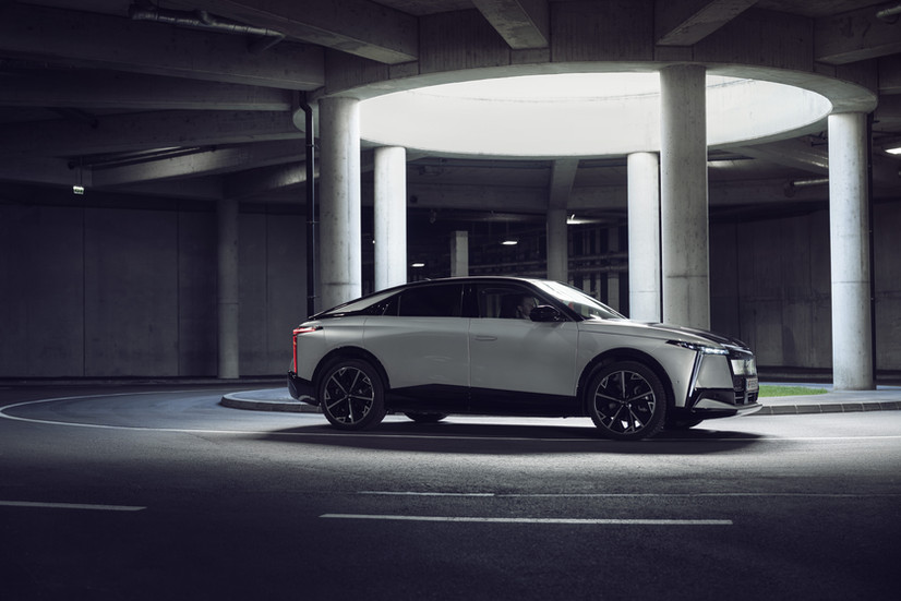 Seitenprofil des DS N°8 Jules Verne – vollelektrische Luxus-Limousine mit coupéartiger Dachlinie und grossen Leichtmetallfelgen