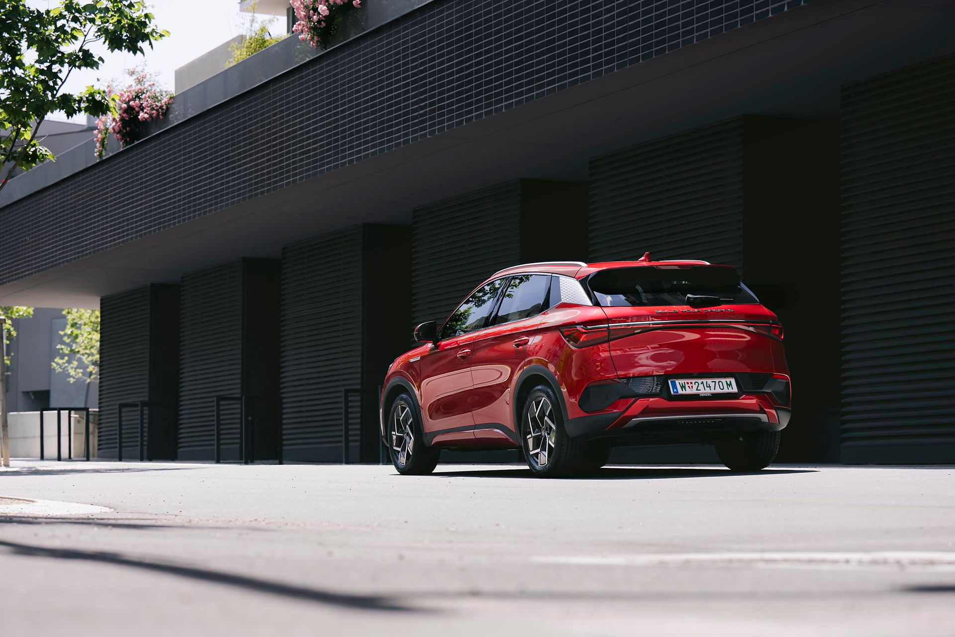 BYD Atto 3 Design vor einer Hausmauer Heckansicht 