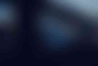 Alpine A110 GTS in Alpine-Blau, Seitenansicht unter Betonbrücke bei dramatischer Lichtstimmung, Mittelmotor-Coupé im Test