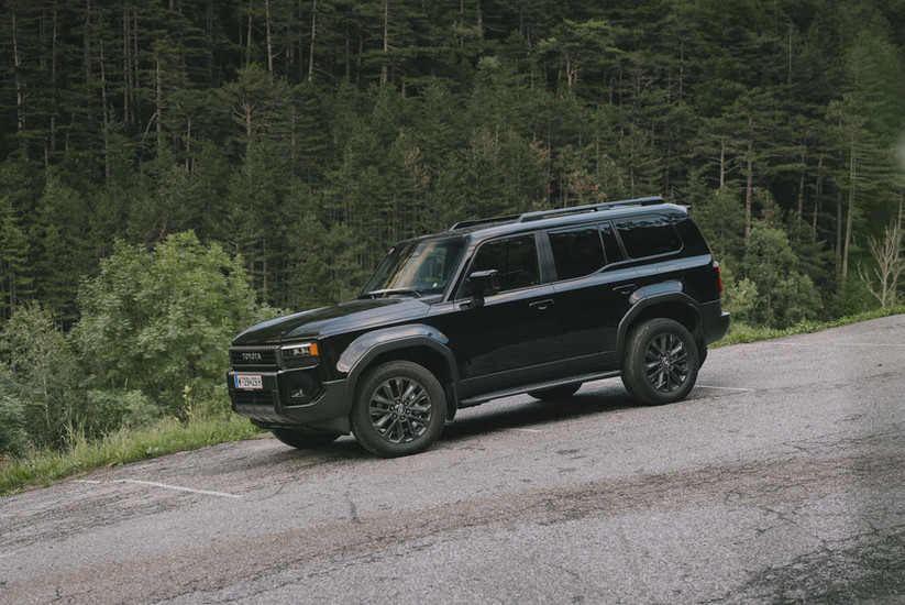 Toyota Land Cruiser 250 auf kurviger Bergstraße in Österreich – Kombination aus Kraft, Komfort und klassischem Offroad-Charakter