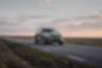Volvo EX40 Elektro SUV mit Premium Anspruch | Frontansicht vor einem Feld