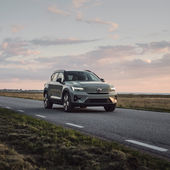 Volvo EX40 2025 Extended Range Ultra in der Lackierung Forest Lake im Test | Frontansicht des Premium Elektro SUV auf einer Landstraße