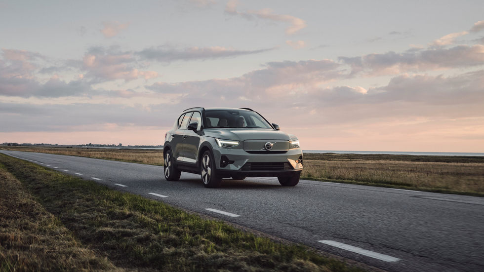 Volvo EX40 2025 Extended Range Ultra in der Lackierung Forest Lake im Test | Frontansicht des Premium Elektro SUV auf einer Landstraße