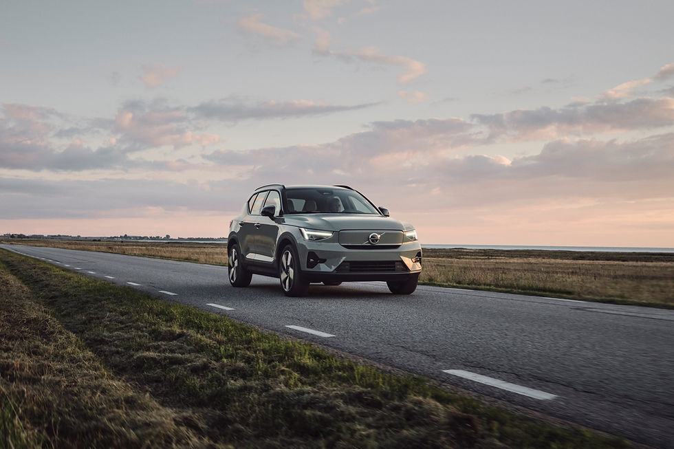 Volvo EX40 Elektro SUV mit Premium Anspruch | Frontansicht vor einem Feld