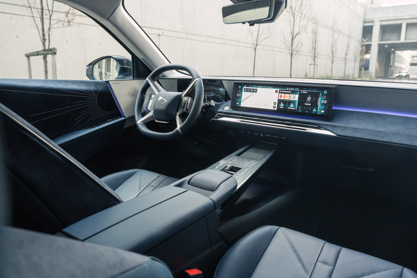 DS N°8 Jules Verne Innenraum im Test 2026 – digitales Cockpit mit breitem Infotainment-Display, Ambientebeleuchtung und hochwertiger Verarbeitung der Luxus-Elektro-Limousine