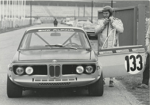 Burkard Bovensiepen vor einem BMW Alpina 3.0 CS in Hockenheim 1970