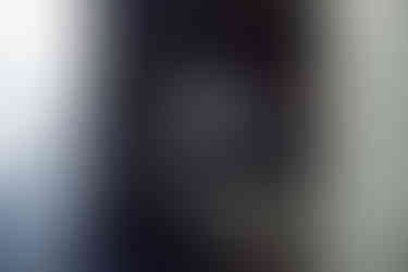 DS N°8 Jules Verne Rückansicht im Parkhaus – elektrische Luxus-Limousine 2026 mit durchgehender LED-Lichtleiste