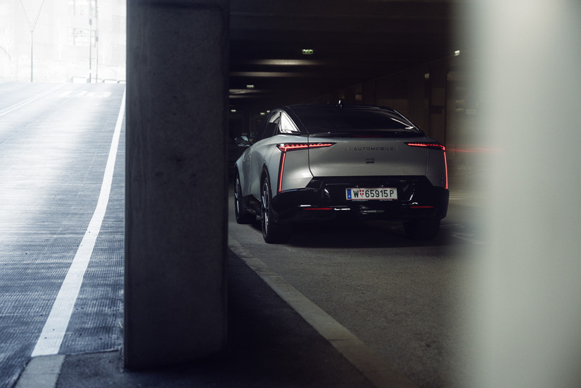 DS N°8 Jules Verne Rückansicht im Parkhaus – elektrische Luxus-Limousine 2026 mit durchgehender LED-Lichtleiste