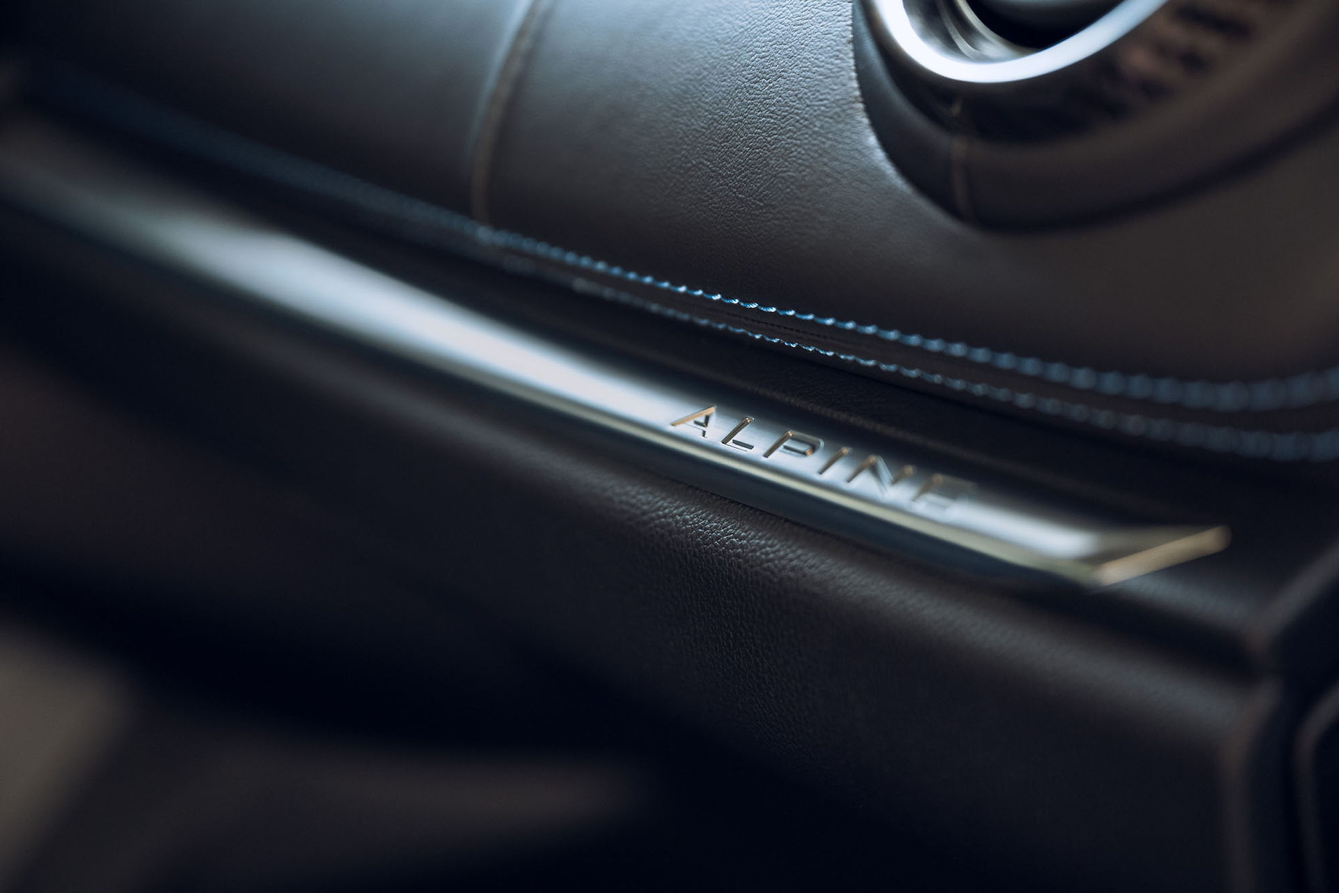 Alpine A110 GTS, gebürsteter Aluminium-Zierstreifen mit Alpine-Logo im Armaturenbrett, handwerklich veredeltes Interieur