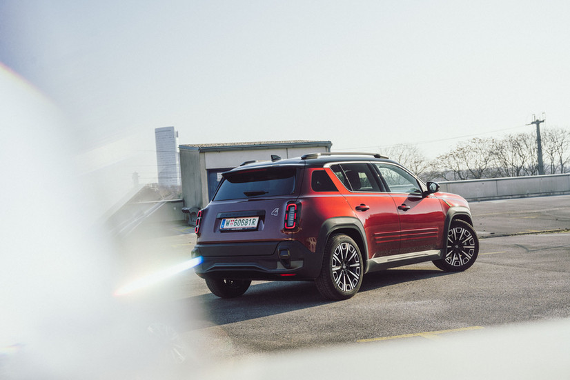 Renault 4 Elektro Iconic Heck Dreiviertelansicht rot – neues E-SUV Renault 2025