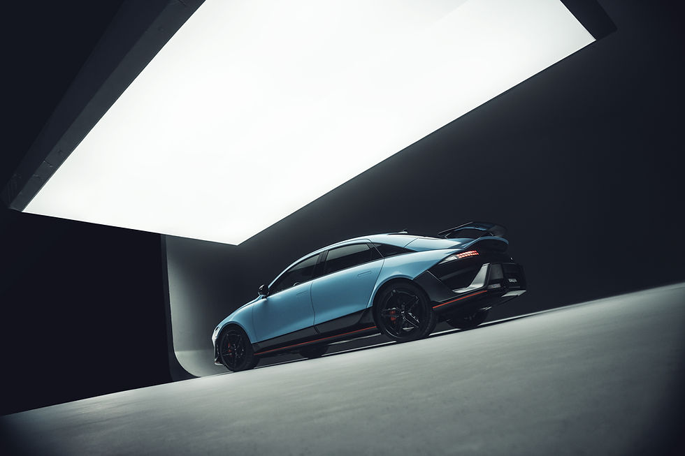 Hyundai Ioniq 6 N in futuristischer Studiobeleuchtung mit Fokus auf Heckdesign, Diffusor und Heckspoiler – Hochleistungs-Elektrolimousine in aggressiver Pose