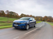 Dacia Sandero Journey TCe 90 2025 auf einer LAndstraße