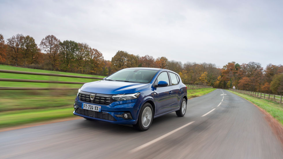Dacia Sandero Journey TCe 90 2025 auf einer LAndstraße