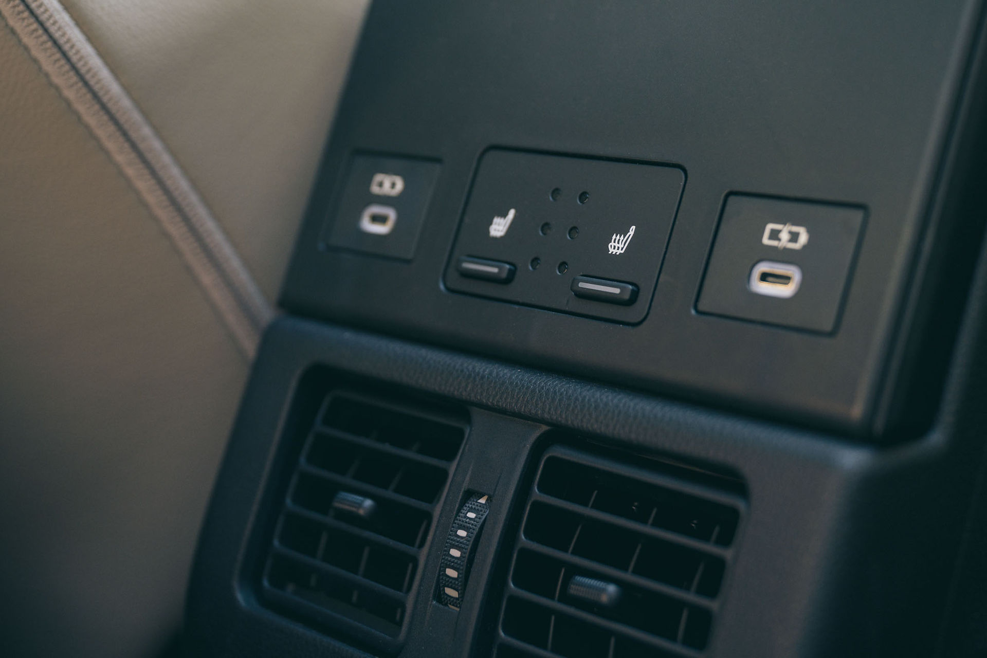 Toyota bZ4X Ladeanschlüsse hinten