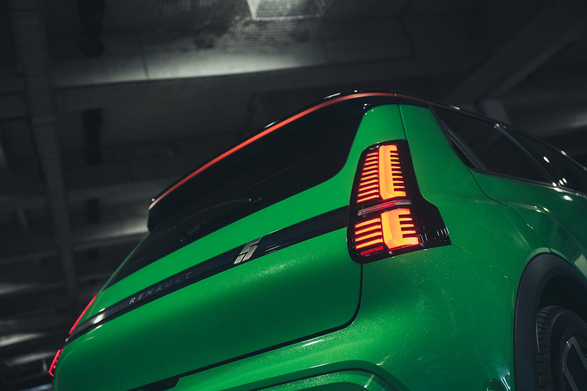 Detailaufnahme der Heckleuchten des Renault 5 E-Tech Elektro 2025 – vollelektrischer Kleinwagen mit markantem LED-Tagfahrlicht und modernem Design für die urbane Mobilität