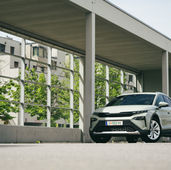 Skoda Elroq 85 im Test | Elektrisches Kompakt SUV überzeugt mit hoher Reichweite und viel Platz | Foto vor einem Wohngebäude