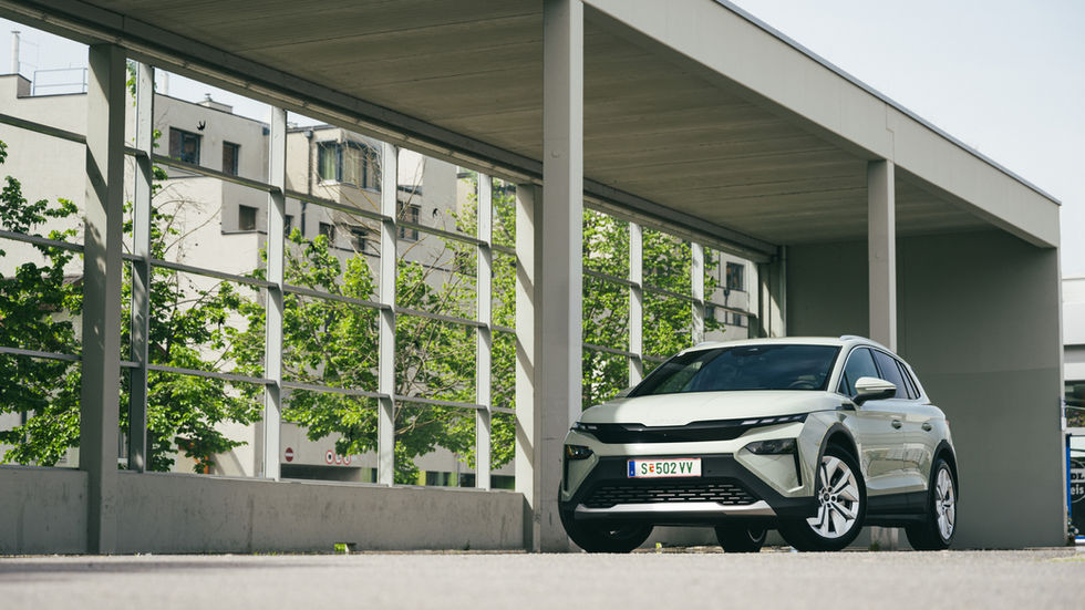 Skoda Elroq 85 im Test | Elektrisches Kompakt SUV überzeugt mit hoher Reichweite und viel Platz | Foto vor einem Wohngebäude