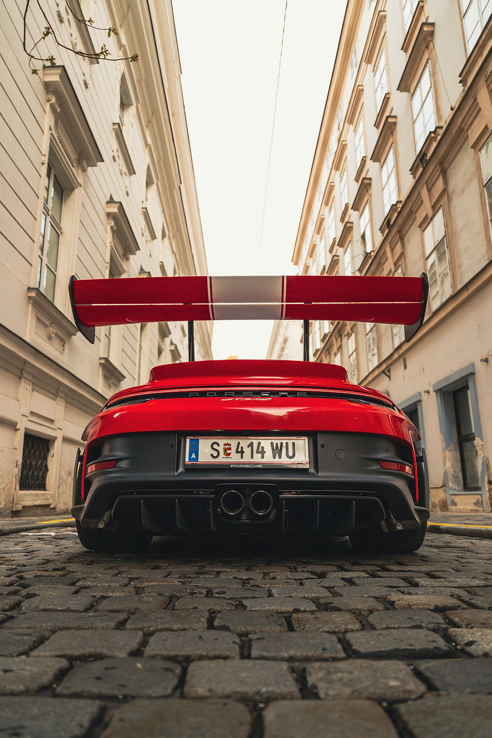 Porsche 911 GT3 RS Heckansicht mit aktivem Aero Heckflügel und Klappen-Auspuffanlage