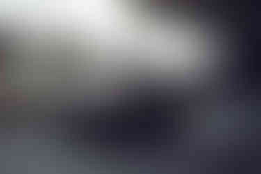 Heckansicht des DS N°8 Jules Verne – vollelektrische Oberklasse-Limousine mit vertikalen LED-Rückleuchten und markantem Heckdesign