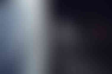 DS N°8 Jules Verne Rückansicht im Parkhaus – elektrische Luxus-Limousine 2026 mit durchgehender LED-Lichtleiste