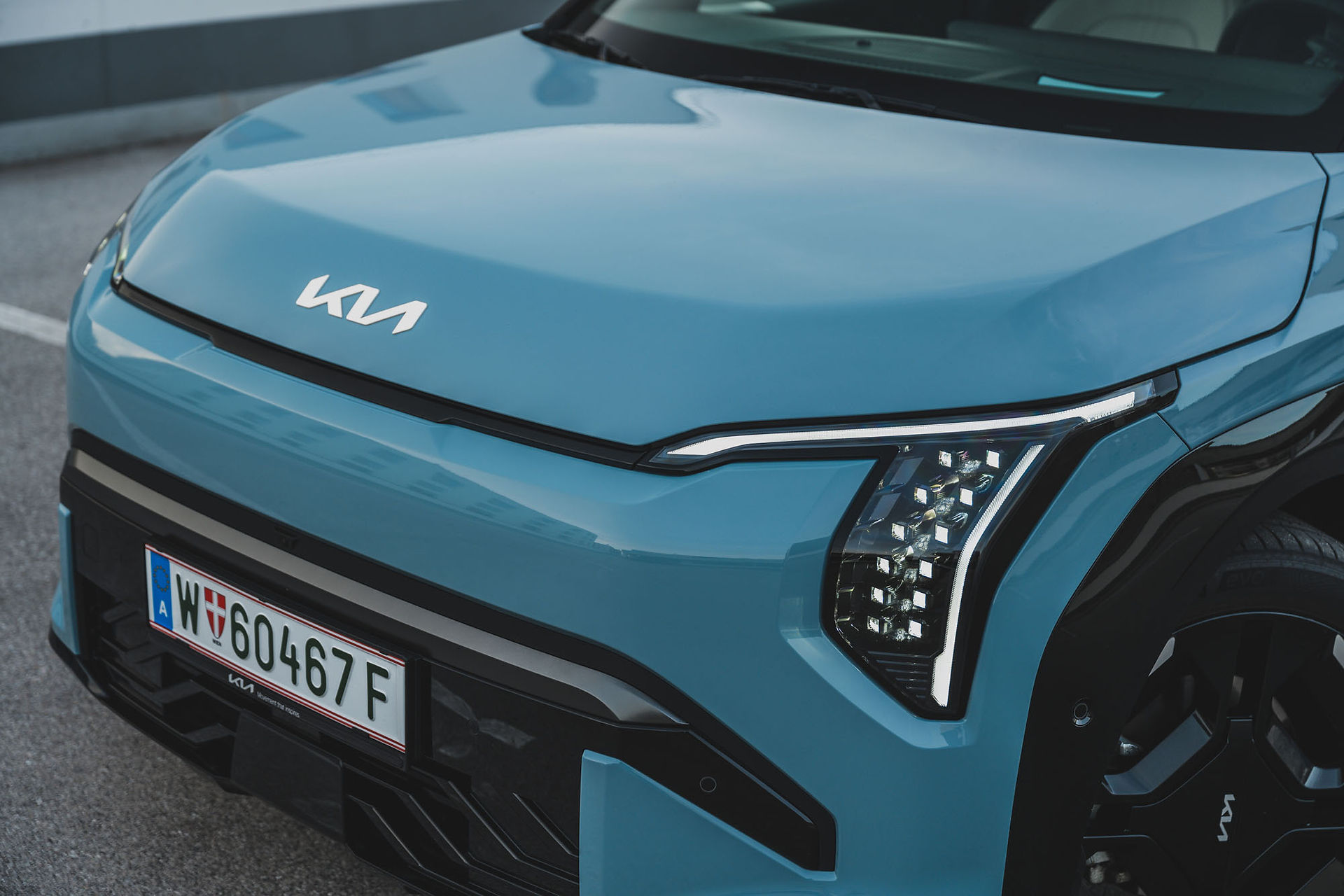 Detail: Kia EV3 LED-Scheinwerfer mit Tagfahrlicht – „Opposites United“ Design, GT-Line; Frontdesign des kompakten Elektro-SUV im Test