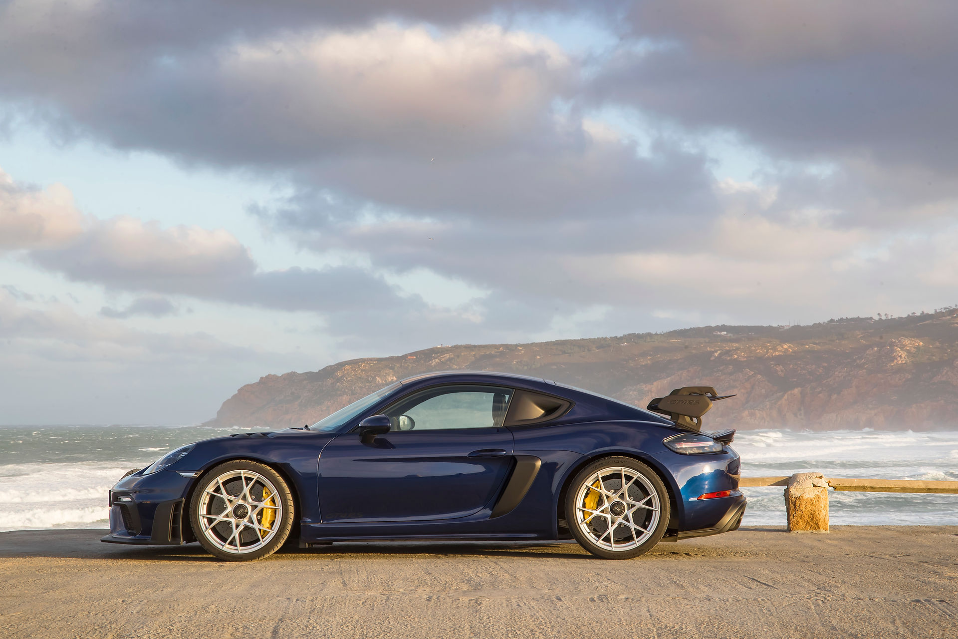 Porsche Cayman GT4 RS Seitenansicht vor dem Meer