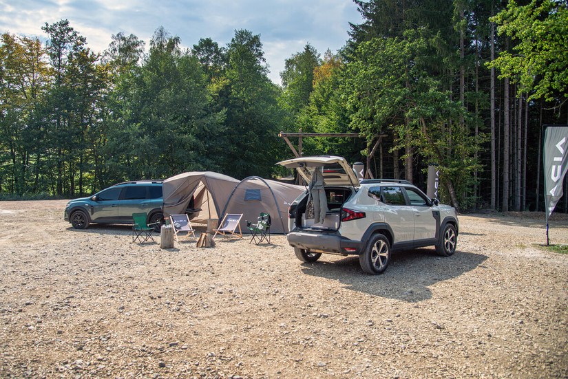 Das Dacia Sleep Pack an einem Dacia Jogger und an einem neuen Dacia Duster