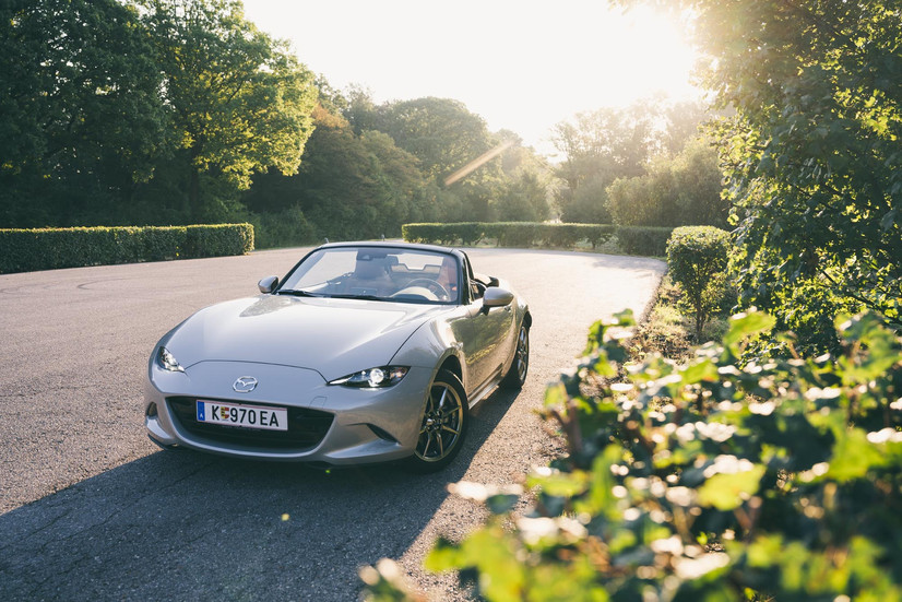 Mazda MX-5 Roadster Kazari 2024 Front Ansicht auf einem Parkplatz