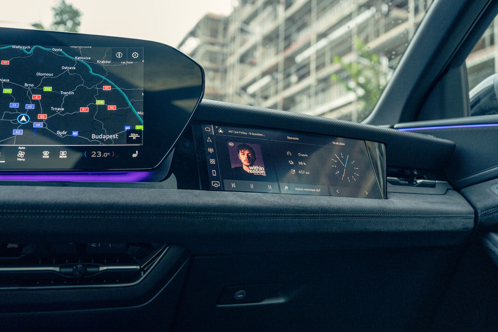Neuer Audi Q6 e-tron quattro S Line Interieur MMI Beifahrerdisplay