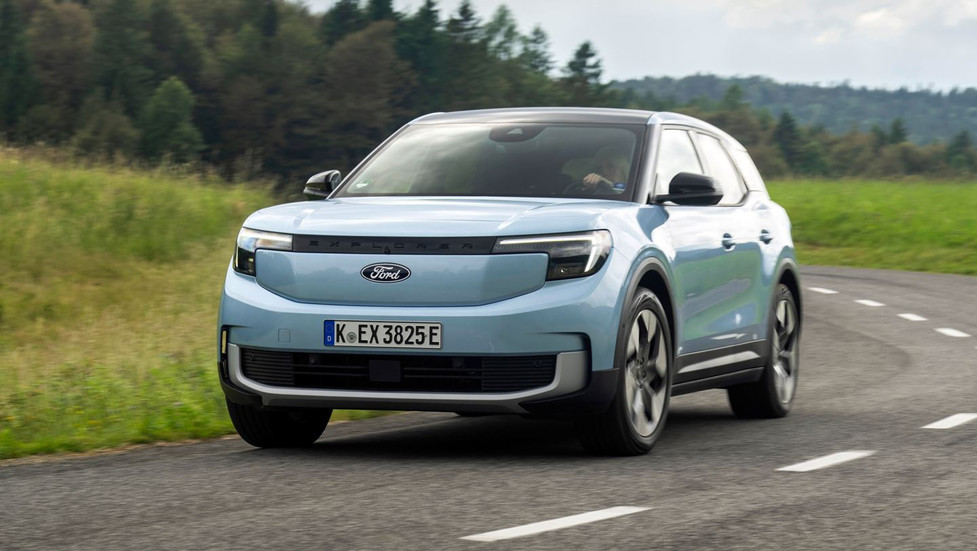Ford Explorer Elektro Extended Range 2025 im Test - Frontansicht außen Front fahrend