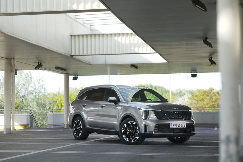 Kia Sorento PHEV Seitenansicht im Parkhaus, geräumiges Familien-SUV mit modernem Design