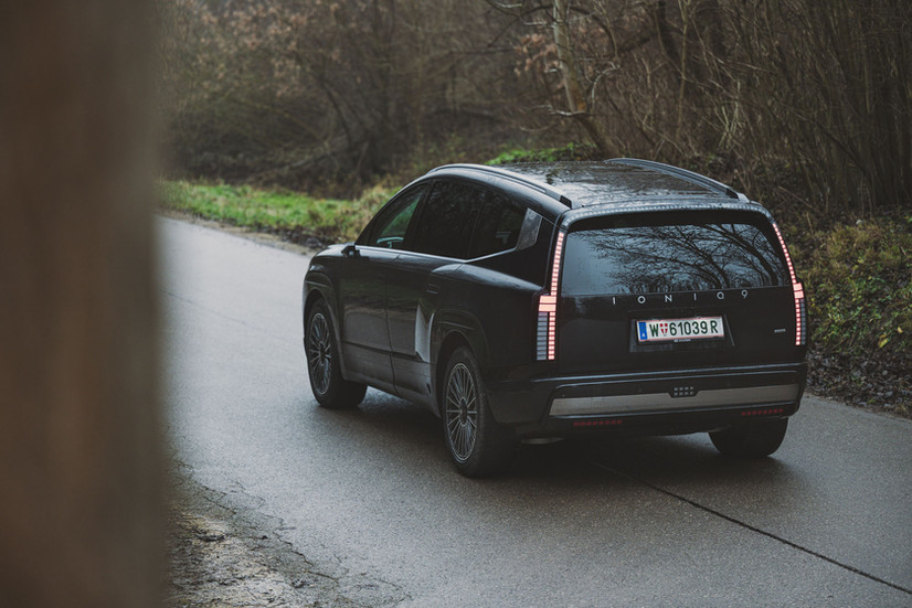 Hyundai Ioniq 9 Calligraphy 2026 Heckansicht mit vertikalen LED-Rückleuchten – vollelektrischer 7-Sitzer