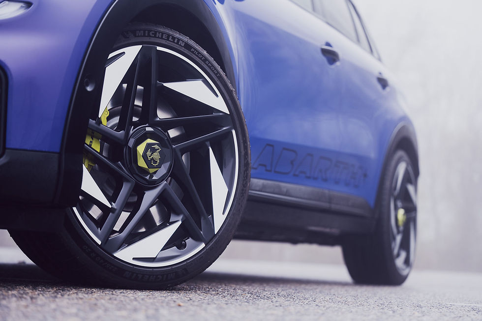 Abarth 600e Scorpionissima in Hypnotic Purple – Detailaufnahme der 20-Zoll-Leichtmetallfelge mit Abarth-Logo und gelber Bremssattel