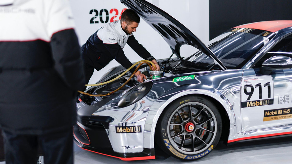 Ein Porsche 911 GT3 Cup wird mit eFuels für den Mobil 1 Supercup betankt
