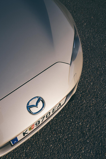 Mazda MX-5 Roadster Kazari 2024 Mazda Logo auf der Motorhaube