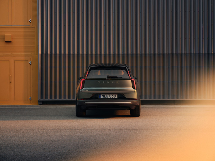 Volvo EX60 2026 Heckansicht – vertikale LED-Rückleuchten und VOLVO-Schriftzug in Großbuchstaben