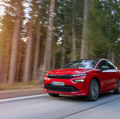 Das Skoda Enyaq 85 Coupé Sportline 2025 im Test auf einer Landstraße