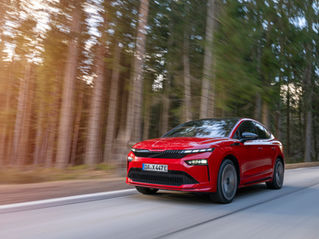Das Skoda Enyaq 85 Coupé Sportline 2025 im Test auf einer Landstraße