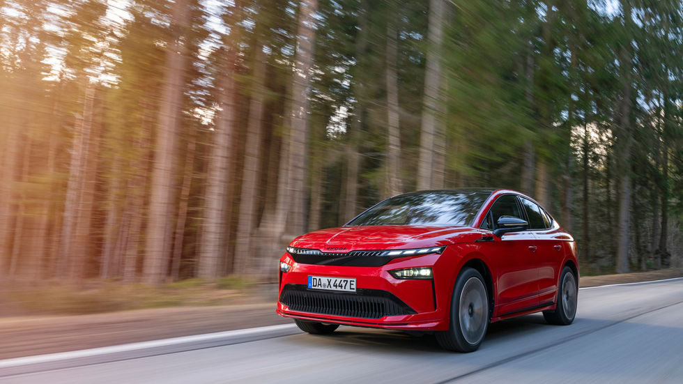 Das Skoda Enyaq 85 Coupé Sportline 2025 im Test auf einer Landstraße