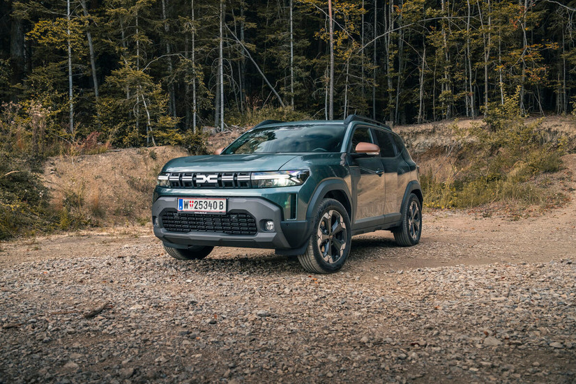 Neuer Dacia Duster 2024 4x4 Frontansicht auf einer Forststraße