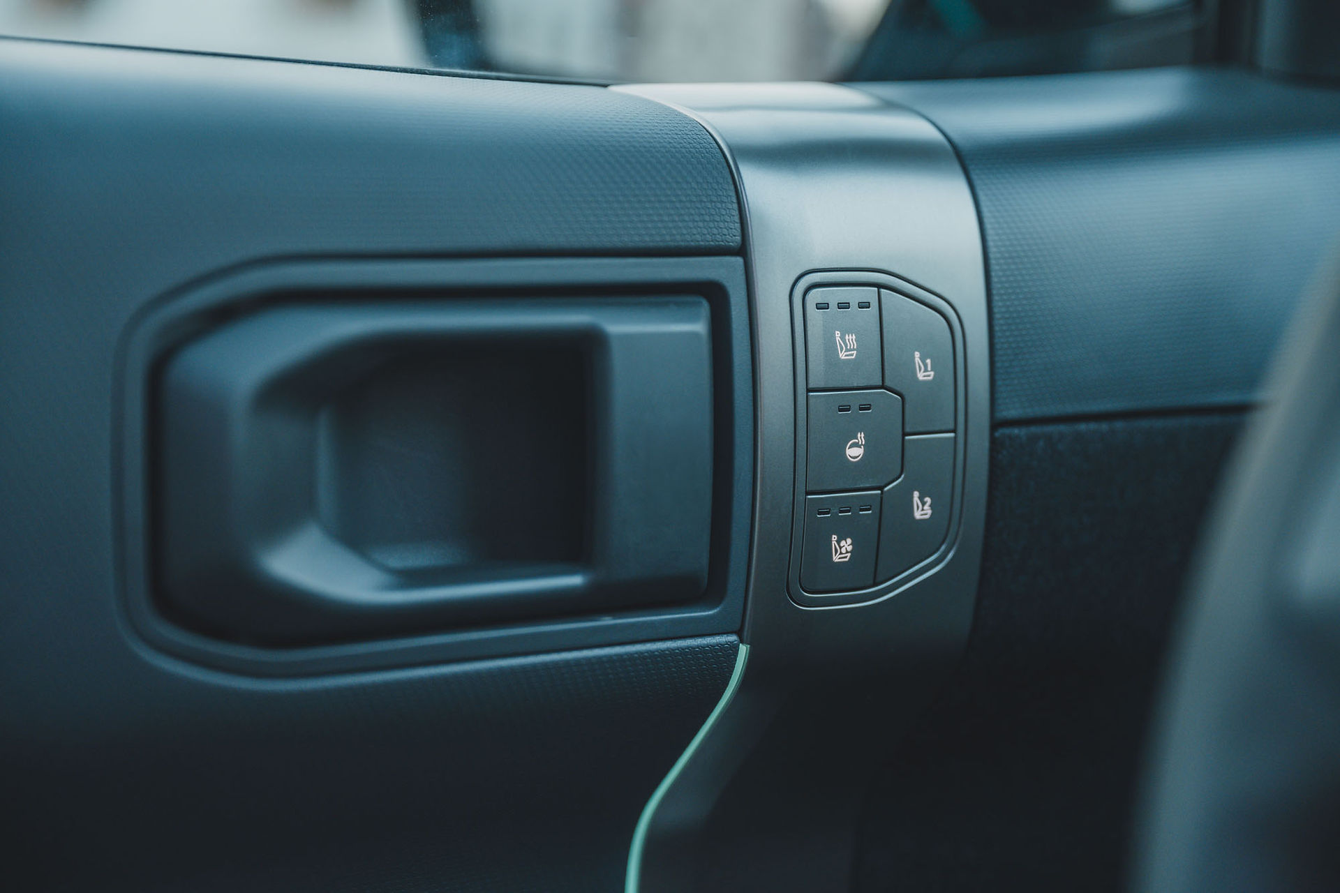 Kia EV3 Türpanel mit Tasten für Sitzheizung und Sitzbelüftung vorn – Komfortfunktionen und Innenraum-Details der GT-Line
