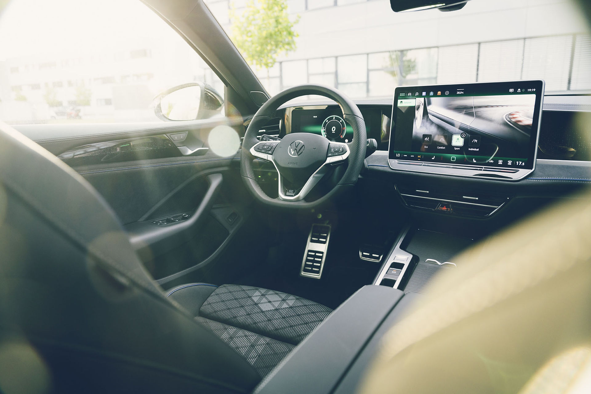 VW Passat R-Line TDI DSG 2024 Innenraum Armaturenbrett und Lenkrad