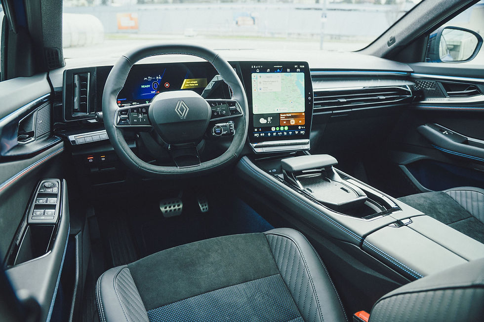 Top: Das Navi auf Google Maps Basis ist ein Segen. Einmal mit dem Google-Account verbunden, findet man auch jene Ziele, die man in sein Smartphone tippt.