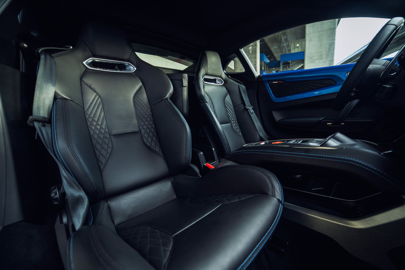 Alpine A110 GTS, Nahaufnahme der Sabelt-Sportsitze mit Diamantsteppung und blauen Kontrastnähten