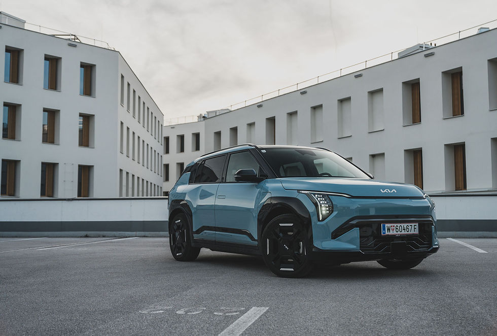 Kia EV3 GT-Line in Blau, Dreiviertel-Front auf Parkdeck – kompaktes E-SUV; Preis und Versionen in Österreich, Alltag & Fahrkomfort im Test