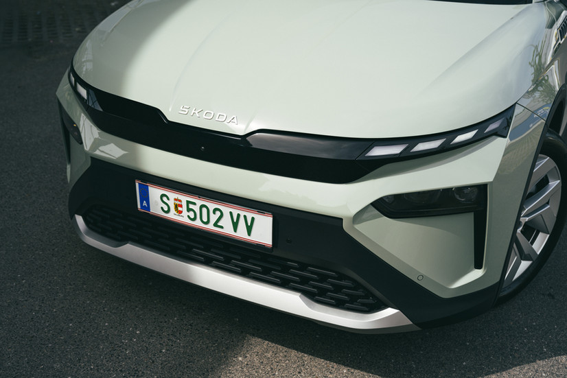 Skoda Elroq 85 im Test | Frontansicht auf die Matrix LED Scheinwerfer des elektrischen Kompakt-SUV