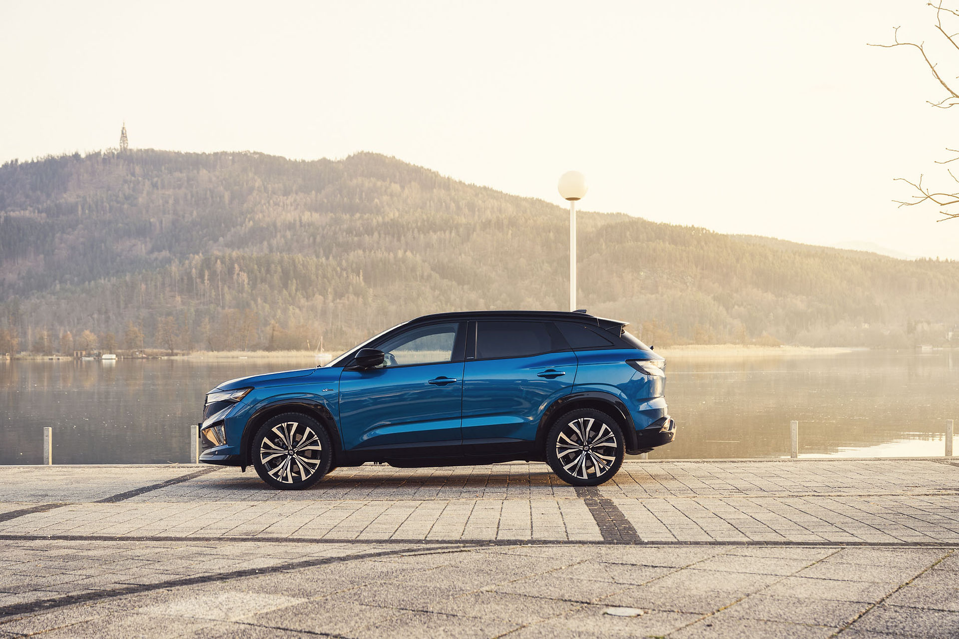 Renault Austral Facelift Seitenansicht am Wörthersee, Kompakt-SUV mit 19-Zoll-Felgen vor Kärntner Bergpanorama 2026